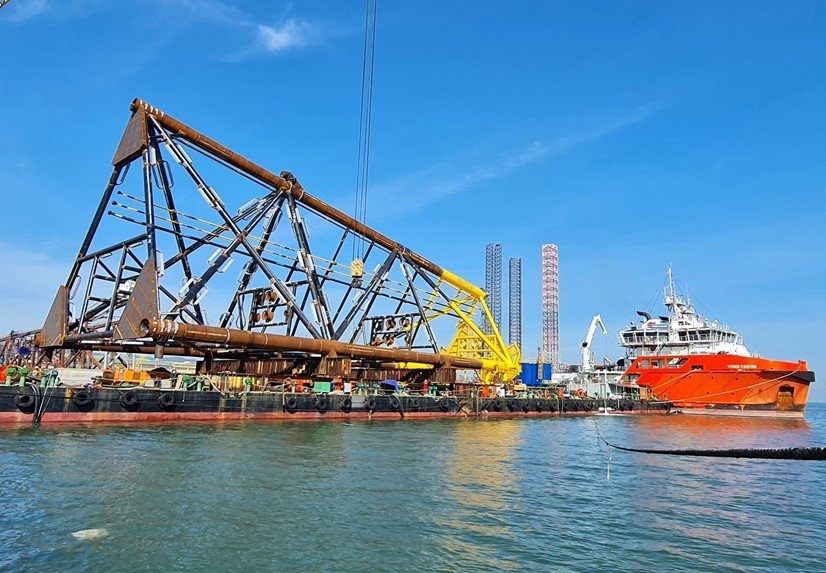 Vietsovpetro hạ thủy thành công Khối thượng tầng giàn RC-10 mỏ Rồng