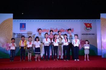 "Thắp sáng ước mơ" cho học sinh nghèo hiếu học