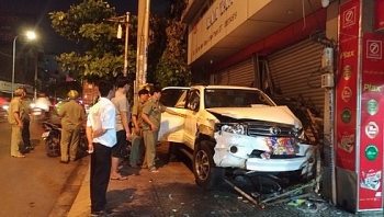 TP HCM: Ô tô mất lái, đâm thẳng vào nhà dân