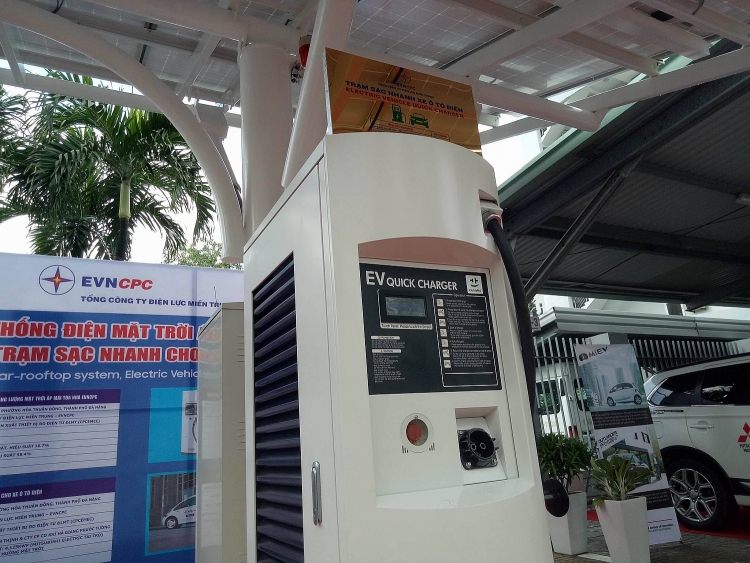 Trạm sạc ô tô điện sử dụng năng lượng mặt trời tại trụ sở EVNCPC