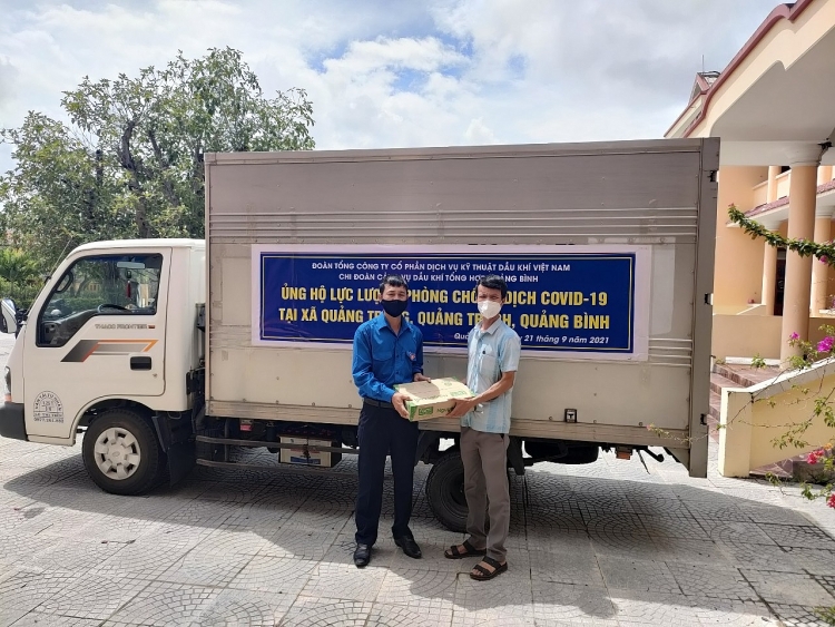 Tuổi trẻ PTSC Quảng Bình tặng quà, động viên lực lượng tuyến đầu chống dịch