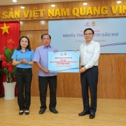 “Nghĩa tình người dầu khí”: 300 suất quà đến với người nghèo tỉnh Cà Mau