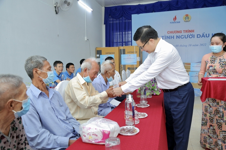 Nghĩa tình người dầu khí: Nhiều suất quà ý nghĩa trao đến Trung tâm Bảo trợ xã hội tỉnh Cà Mau
