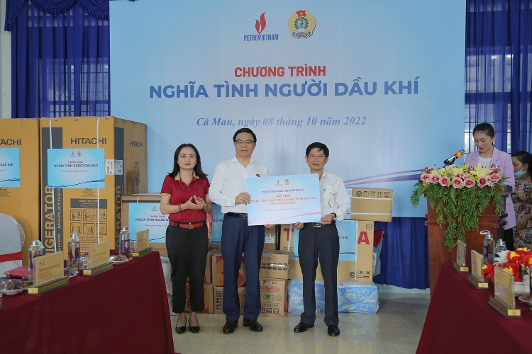 Nghĩa tình người dầu khí: Nhiều suất quà ý nghĩa trao đến Trung tâm Bảo trợ xã hội tỉnh Cà Mau