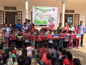 Đưa áo ấm về bản