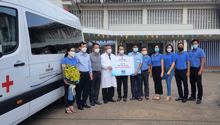 Petrovietnam trao tặng xe cứu thương cho Bệnh viện Chợ Rẫy