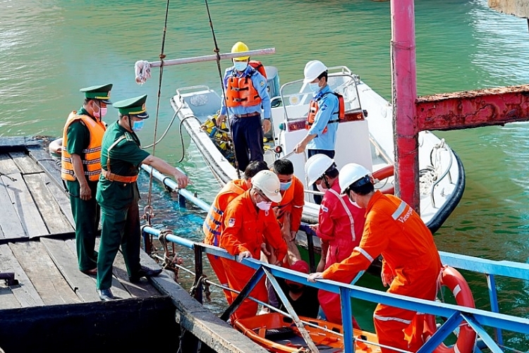 Một đối tượng vi phạm nhảy xuống biển tẩu thoát cũng đã bị khống chế