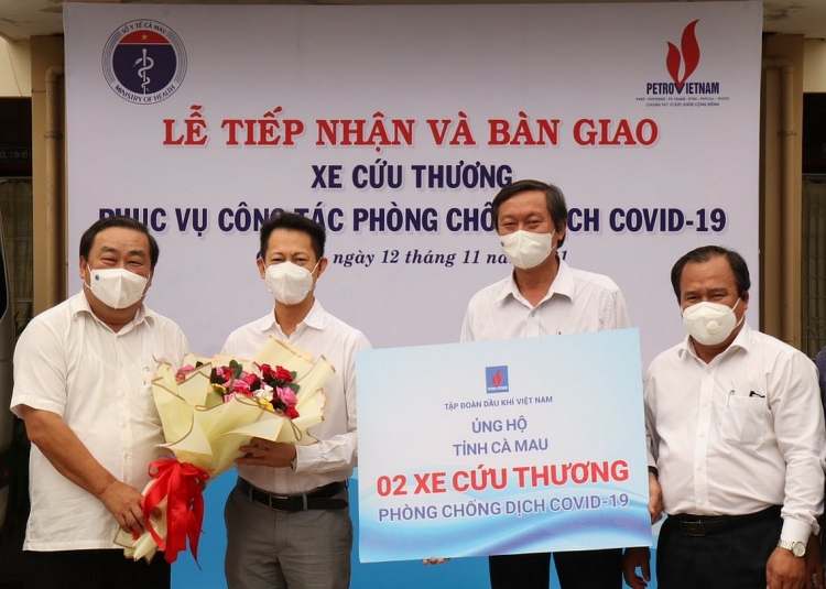 Petrovietnam trao tặng 2 xe cứu thương và 3 tỷ đồng ủng hộ công tác phòng chống dịch tỉnh Cà Mau