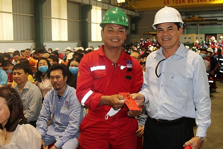 Chủ tịch Công đoàn PV Drilling Hồ Trọng Thoán chúc Tết, động viên