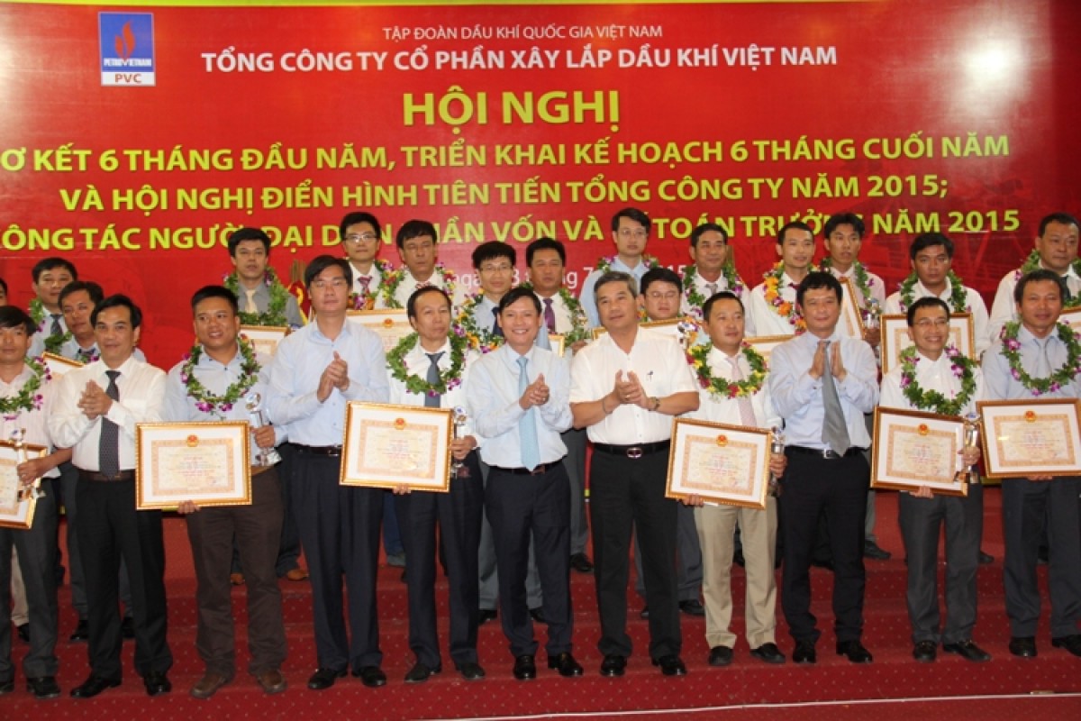 PVC tổ chức Hội nghị sơ kết 6 tháng, tuyên dương điển hình tiên tiến năm 2015