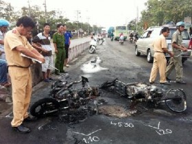 Tông vào xe máy chở xăng, một phụ nữ chết cháy