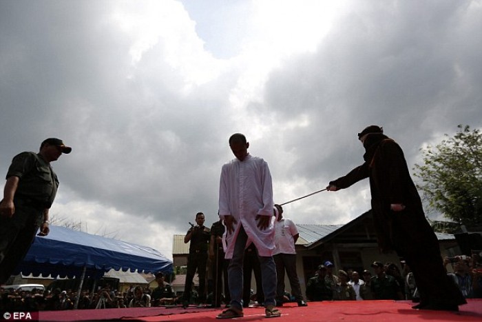 Indonesia: Bị đánh 50 roi trước đám đông vì hẹn hò bi danh 50 roi truoc dam dong vi hen ho