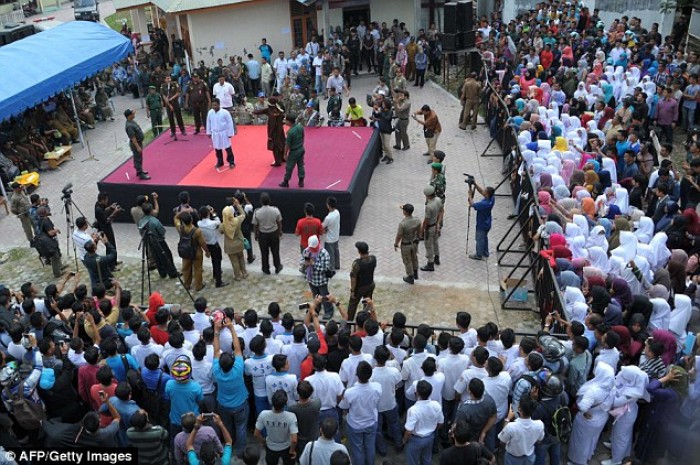 Indonesia: Bị đánh 50 roi trước đám đông vì hẹn hò bi danh 50 roi truoc dam dong vi hen ho