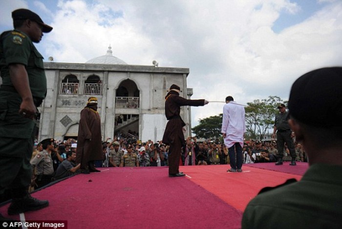 Indonesia: Bị đánh 50 roi trước đám đông vì hẹn hò bi danh 50 roi truoc dam dong vi hen ho