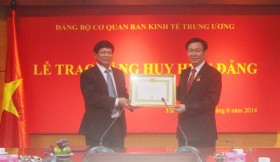 Trưởng Ban Kinh tế Trung ương nhận Huy hiệu 30 năm tuổi Đảng