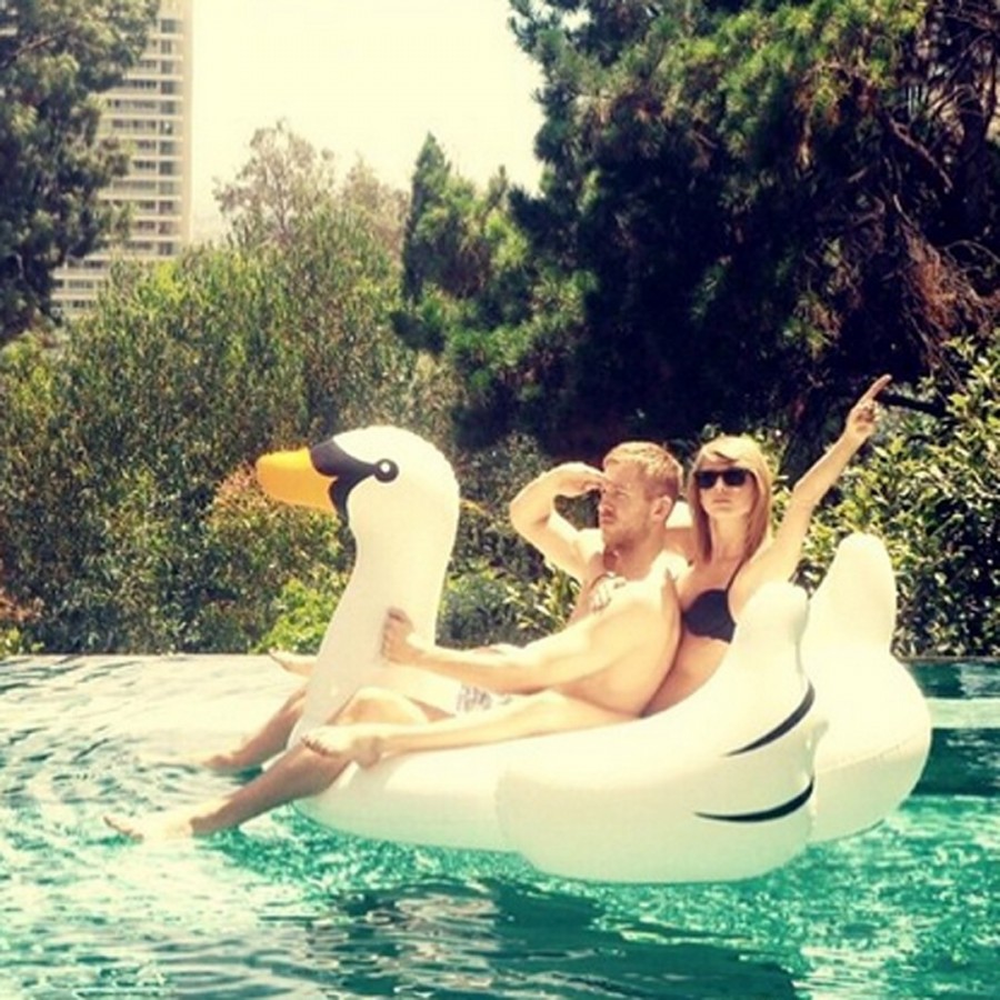 Taylor Swift được trả 10 triệu đô để chụp hình đồ lót cùng bạn trai