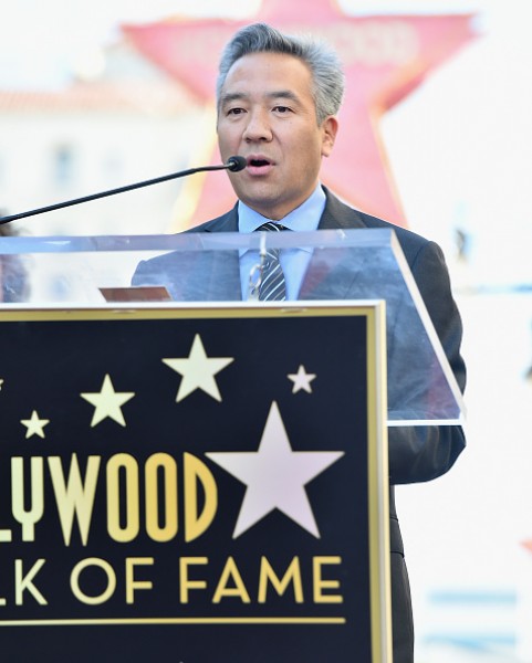 cu bat tay giua warner bros va trung quoc