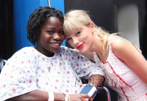 Taylor Swift tặng 50.000 đô la cho cháu trai của một vũ công
