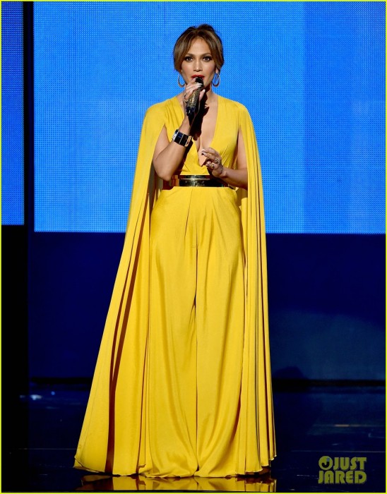 jennifer lopez thay 9 bo vay tai le trao giai am nhac my