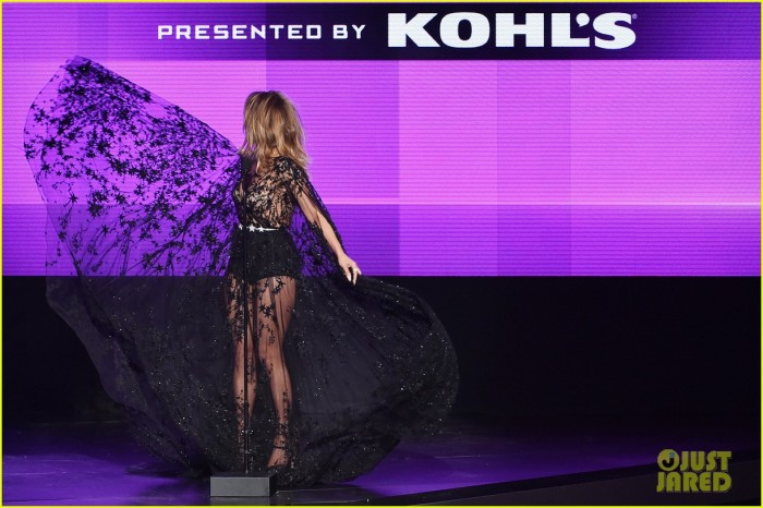 jennifer lopez thay 9 bo vay tai le trao giai am nhac my