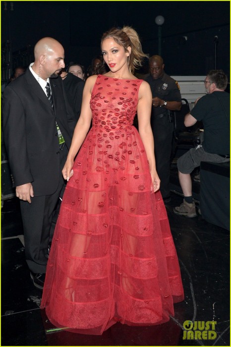 jennifer lopez thay 9 bo vay tai le trao giai am nhac my