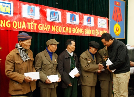 Tặng quà Tết cho đồng bào Điện Biên