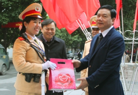 Bộ trưởng Đinh La Thăng xuống đường thăm hỏi, động viên nữ CSGT