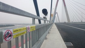 Dán biển cấm bằng 2 thứ tiếng trên cầu Nhật Tân