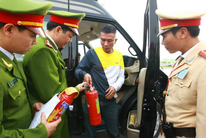 oto khong co binh cuu hoa bi phat toi 5 trieu dong