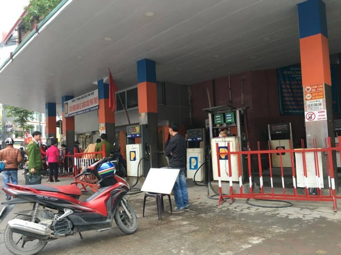 oto huc do cot bom xang mot nguoi bi thuong