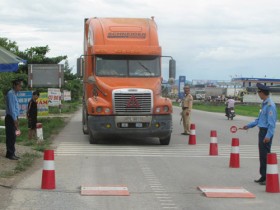 Xử lý chủ đầu tư, nhà thầu để xe tải "băm" đường