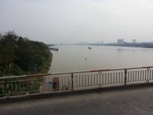 co gai khoc giua cau vi nguoi yeu dinh nhay cau tu tu