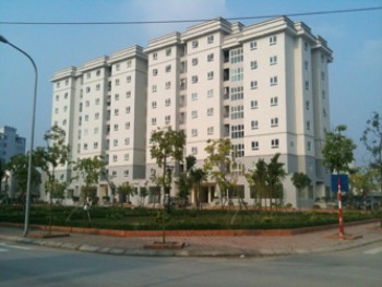 Một phụ nữ giúp việc rơi từ tầng 10 xuống đất