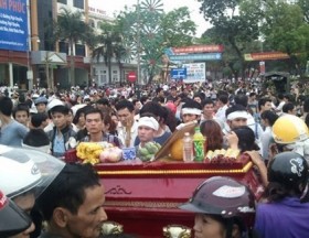 Vụ mang quan tài diễu hành: Người nhà nạn nhân có nguy cơ bị khởi tố?