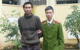 Vác dao xông vào công an phường đòi xe vi phạm