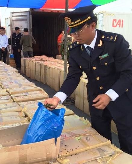 Hai container chứa lá khát bị bỏ tại cảng Hải Phòng
