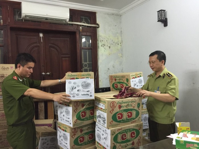 ha noi bat giu 3000 thung banh quy thai lan bi ho bien date