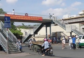 Hà Nội: Xử phạt nhiều trường hợp đi bộ sai quy định