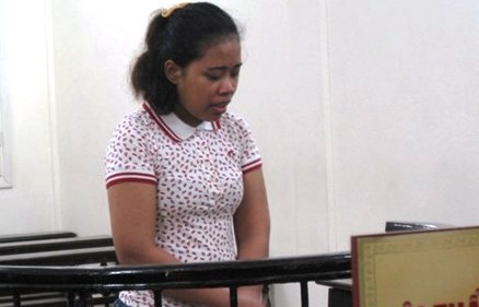 "Cô giáo mang 6 quyển truyện tranh nặng bất thường" lĩnh án