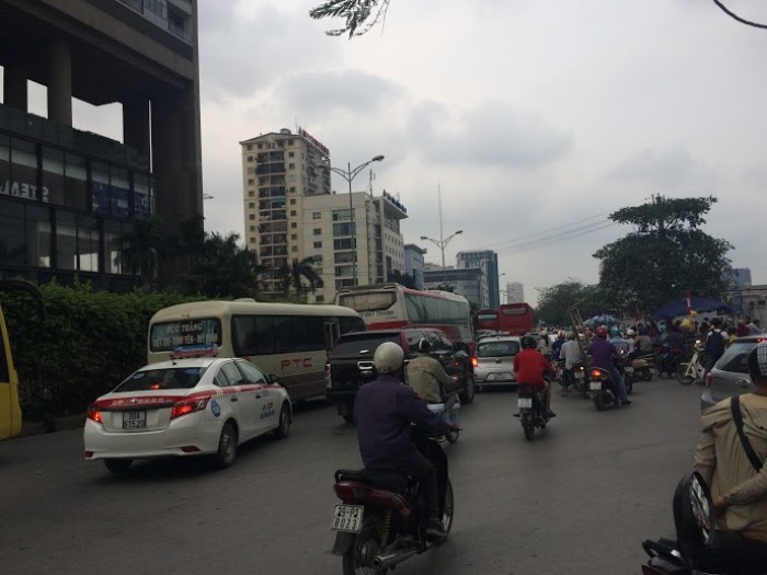 nguoi dan tro ve thu do duong tac ben xe qua tai