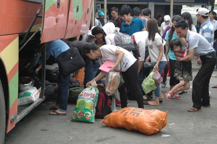 nguoi dan tro ve thu do duong tac ben xe qua tai