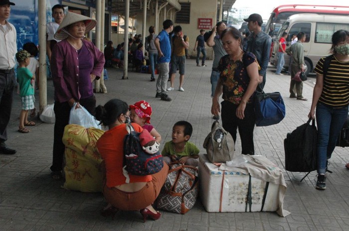 nguoi dan tro ve thu do duong tac ben xe qua tai