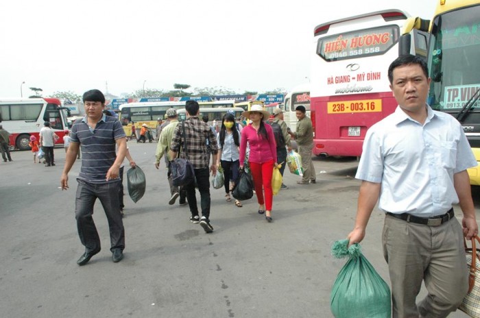nguoi dan tro ve thu do duong tac ben xe qua tai