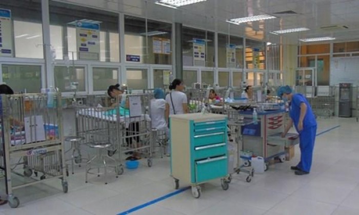 nguoi nha benh nhi tan cong bac si