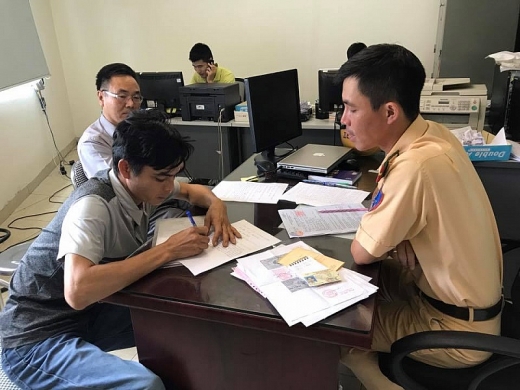 tai xe vuot den do un csgt de bo chay bi phat 32 trieu dong