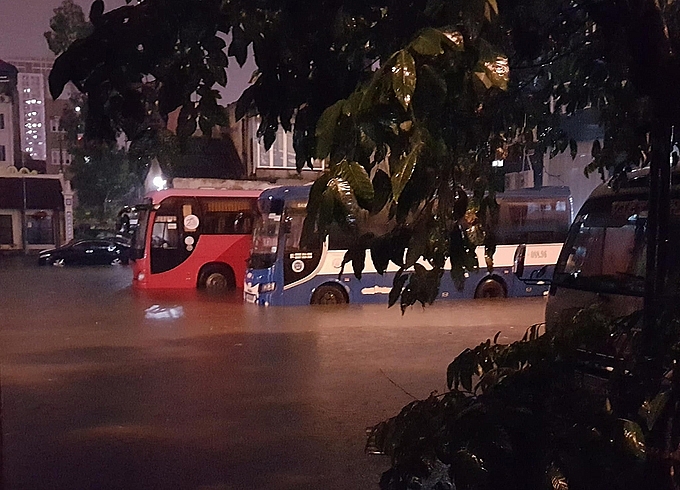 Mưa lớn, nhiều tuyến phố Hà Nội biến thành sông mua lon nhieu pho ha noi bien thanh song