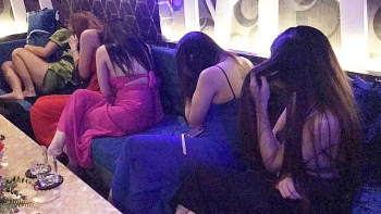 Tiếp viên nhà hàng múa khiêu dâm, sẵn sàng "đi khách" để tăng thu nhập