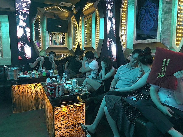 gan 80 chan dai nhon nhao khi canh sat dot kich tu diem an choi