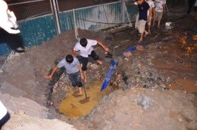 Thi công cầu vượt làm vỡ đường ống, hàng nghìn nhà dân mất nước