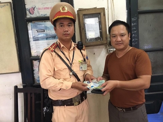 ha noi csgt tra lai 10 trieu dong cho nguoi danh roi